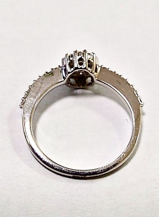 Прекрасное золотое кольцо с бриллиантами просто блеск 585 проба р15,8