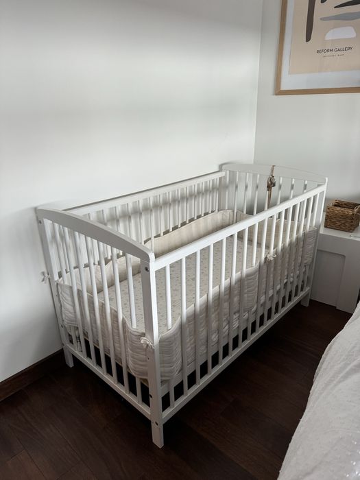 Berço de grades de madeira lacada a branco - novo preco