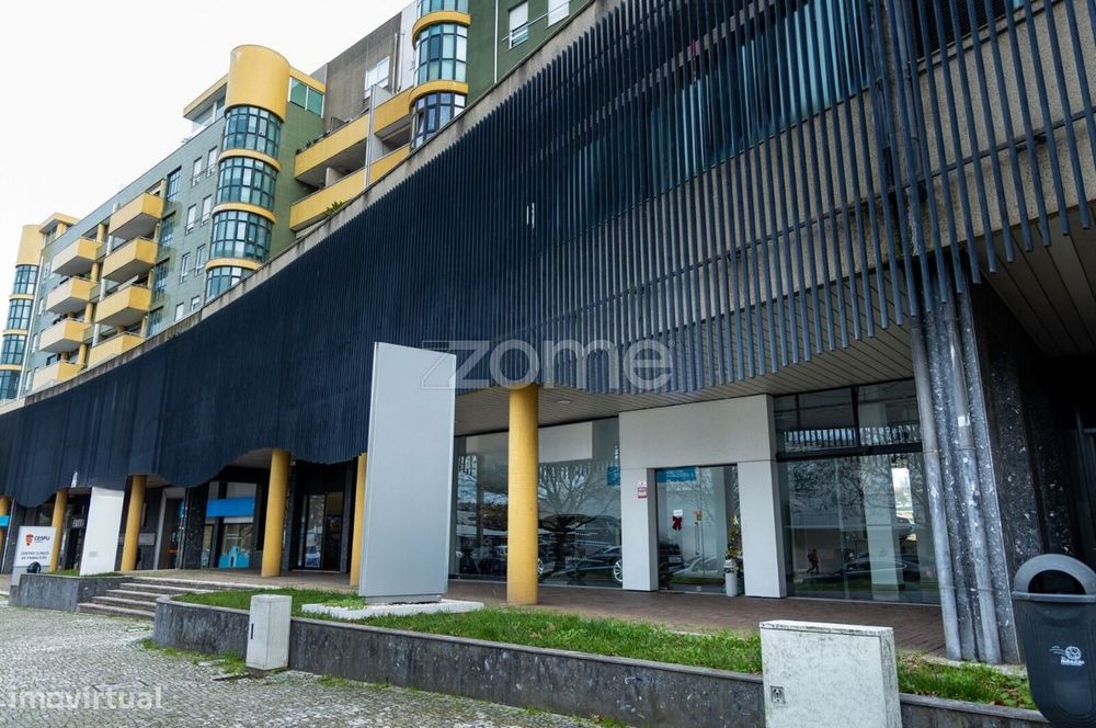 Loja ampla para arrendamento no centro de Vila Nova de Famalicão