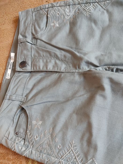 Spodnie khaki z azteckim wzorem Dorothy Perkins