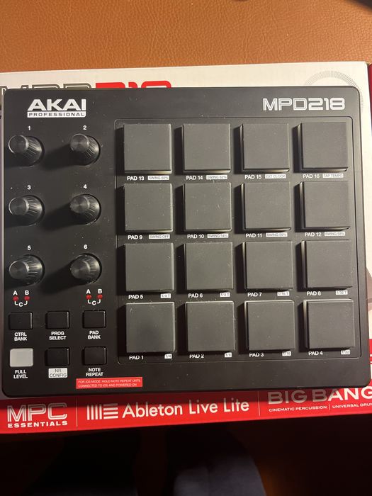 Controlador AKAI MPD 218