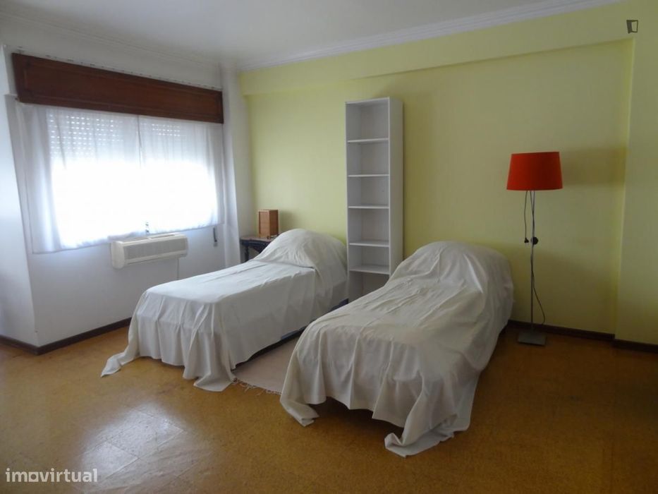 Quarto - localizado em Benfica Lisbon