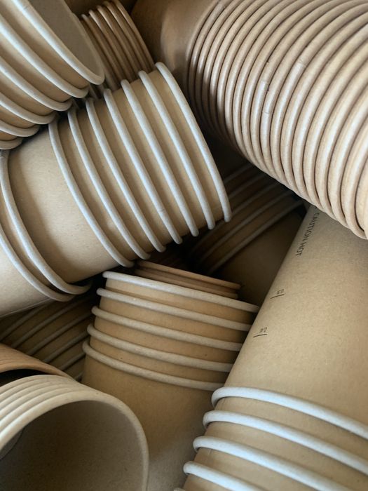 Vários copos e papel e colheres de madeira