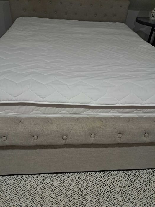 Łóżko z zagłówkiem do sypialni