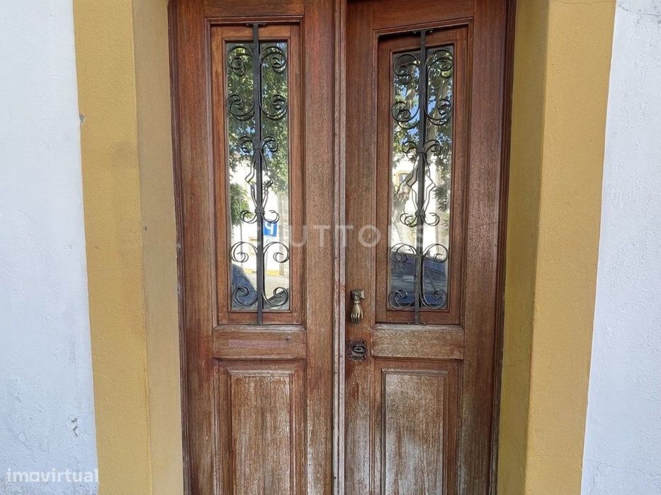 Investimento no Centro Histórico de Évora, 2 Apartamentos, Junto Un...