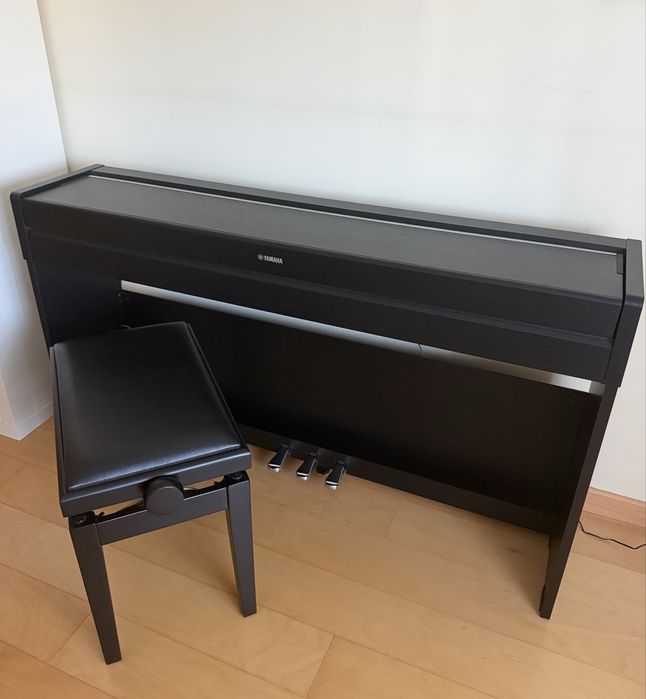 Piano Digital Arius YDP-S34 Yamaha - Preto /  Banco Roland RPB-200BK Comfort c/ regulação altura