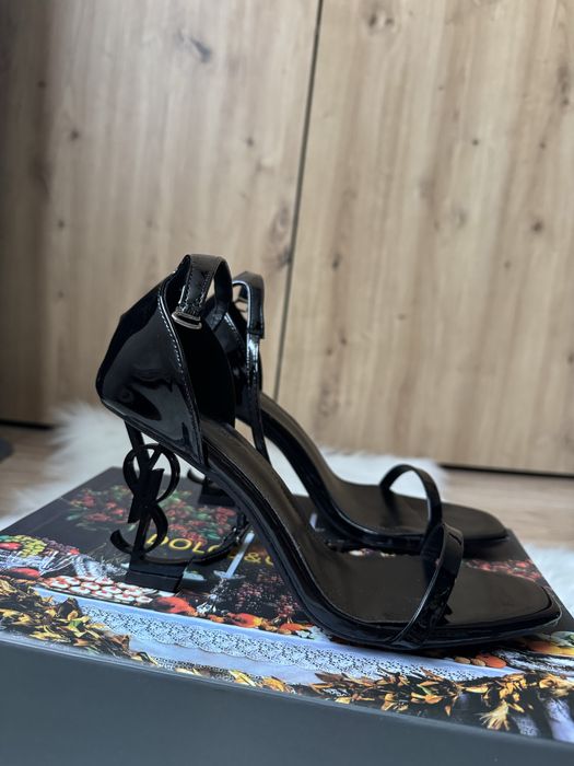 Жіночі босоніжки ysl в наявності