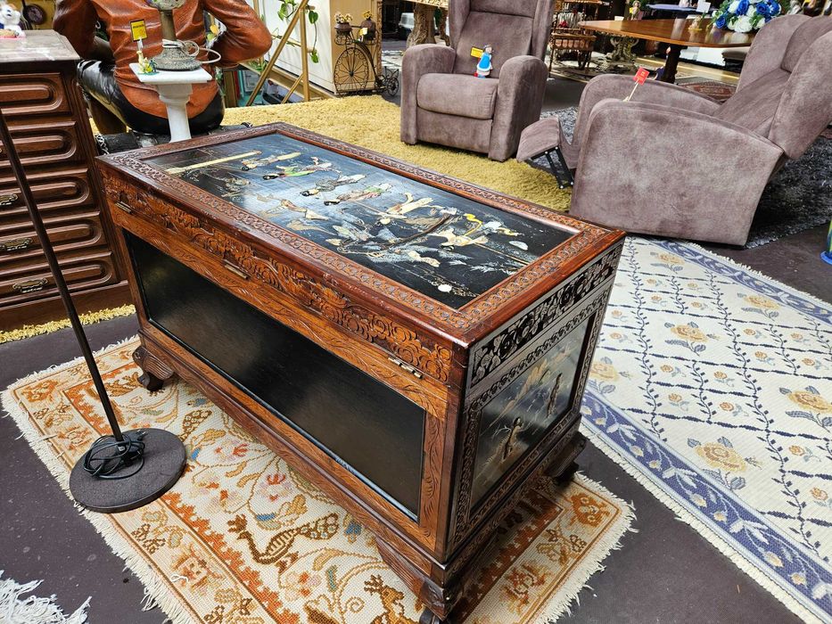 ARCA ORIENTAL EM CÂNFORA - Com ricos motivos decorativos e