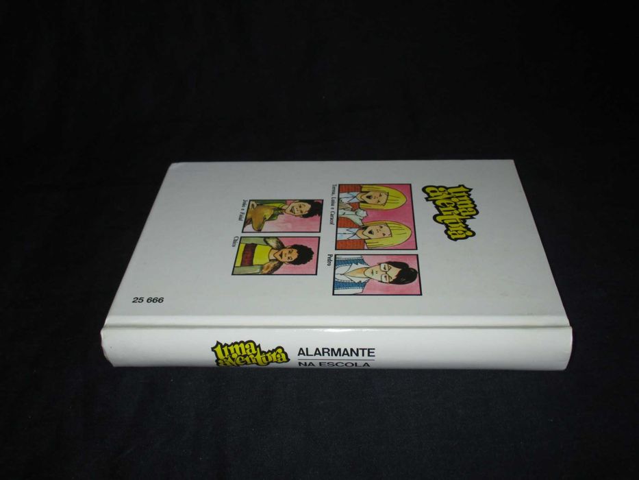Livro Uma Aventura Alarmante Na Escola Duplo