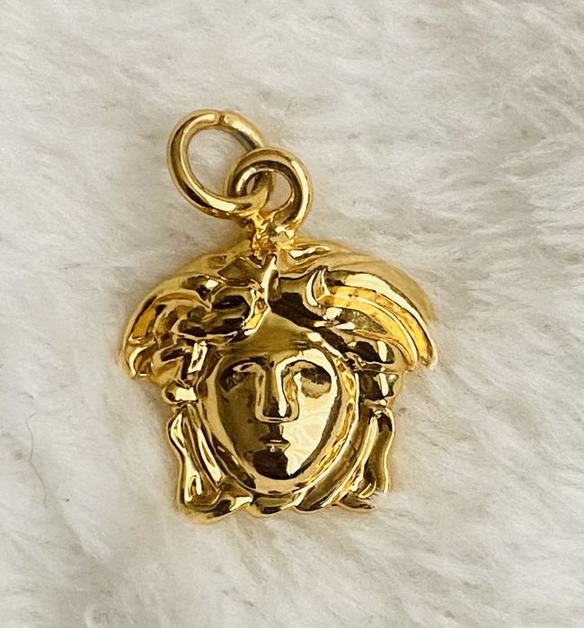 Wisiorek meduza inspirowany znaną marką