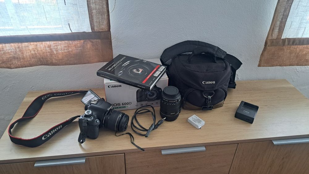 Canon EOS 600D + 18-55mm + 18-135mm STM + Extras
