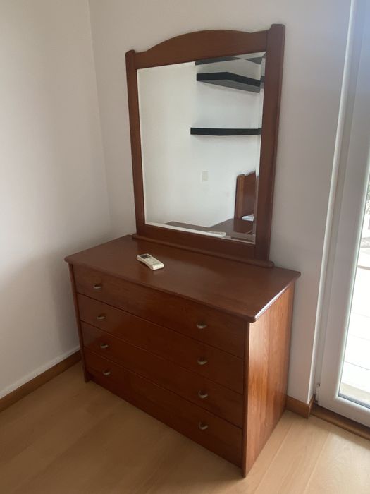 Cama, cabeceira e comoda