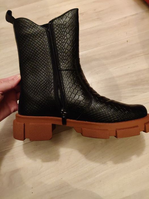 Нові шкіряні челсі на весну