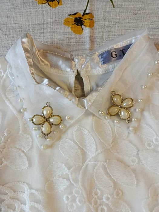 Bluzka z ozdobnym kołnierzykiem