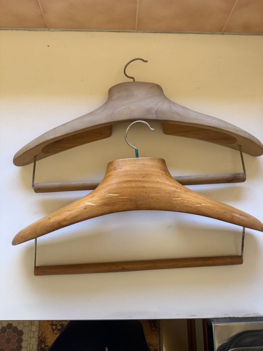 RESERVADO - Cabides de madeira