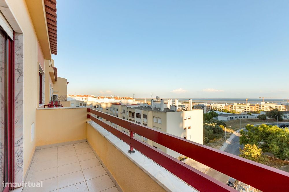 Apartamento T3 com vista de rio , estacionamento e elevador em zona re
