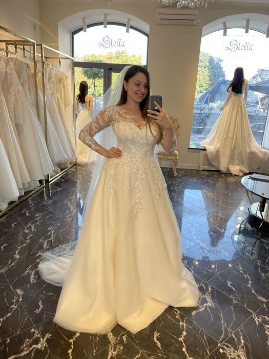 Розкішна весільна сукня