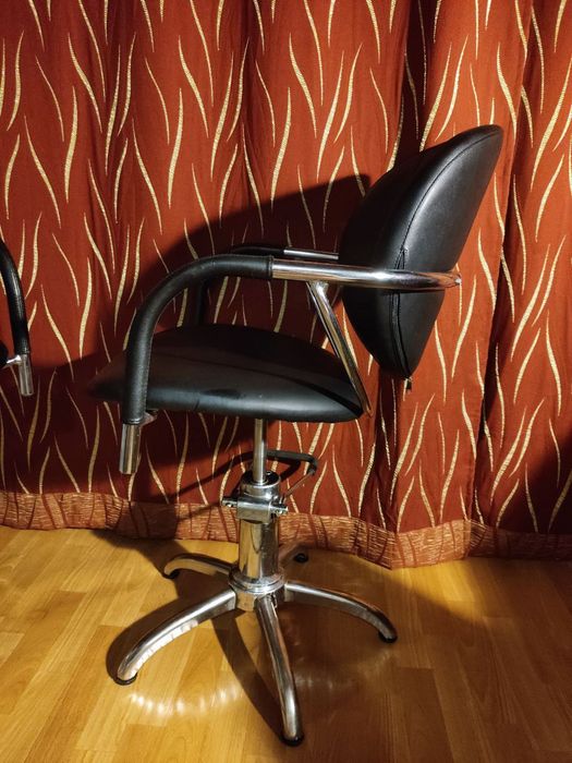 Продам кресло парикмахера