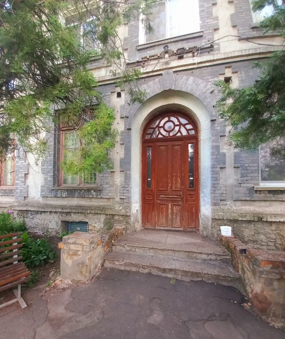 Продам 5-кімнатну квартиру 236.1 м² (2 квартири: 2к + 3к), 1 поверх, підвал