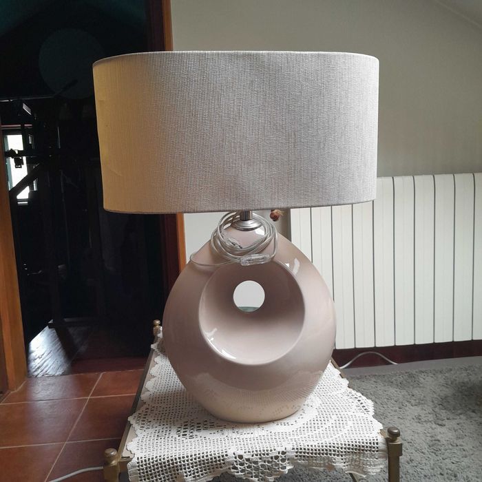 CANDEEIRO DE MESA EM CERAMICA COM ABAJOUR