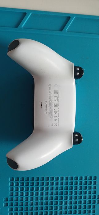 Pad do PS5 Dualsense z analogami hall effect