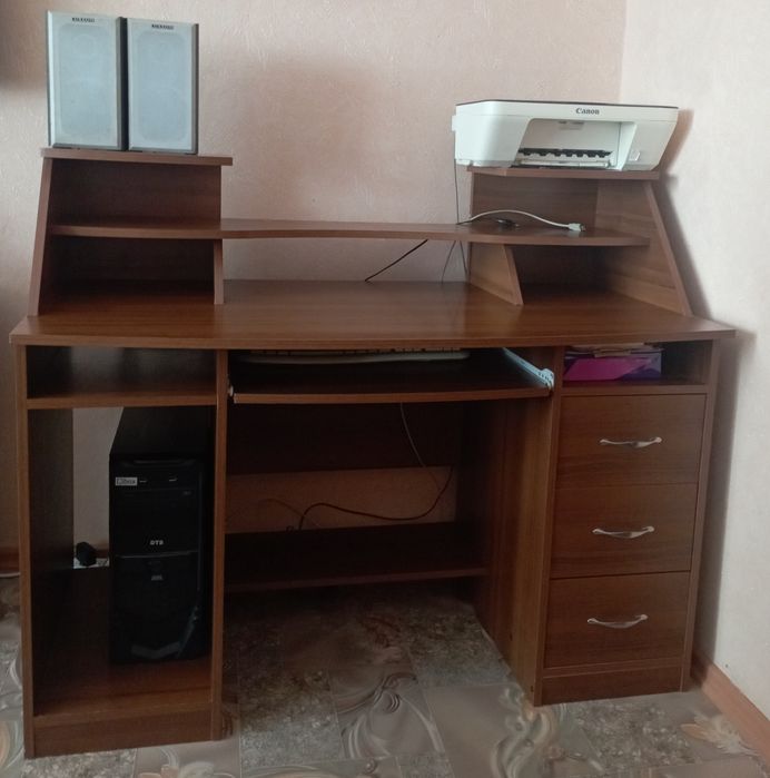 Продам комп'ютерний стіл б/в
