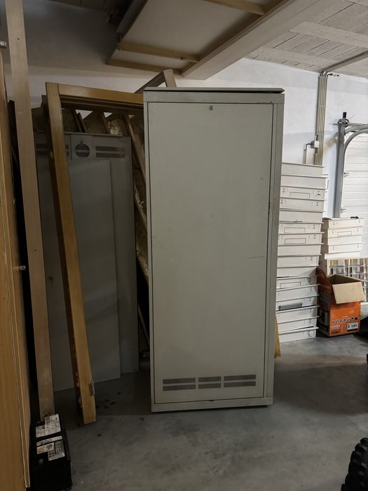 Bastiador eletricar / Porta de ferro .