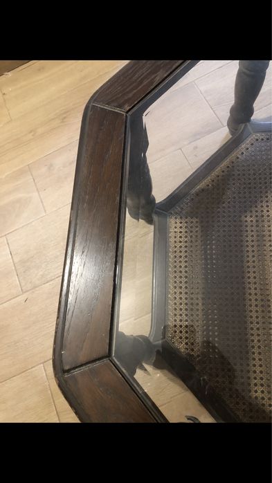 Mesa de sala octogonal com tampo em vidro biselado e base em palhinha