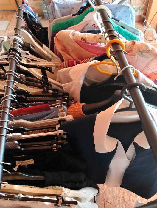 Wyprzedaż szafy – modne ubrania damskie.