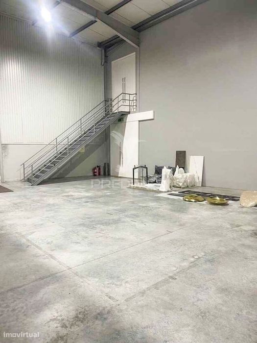 Armazém, 2.801 m2 em São João da Madeira