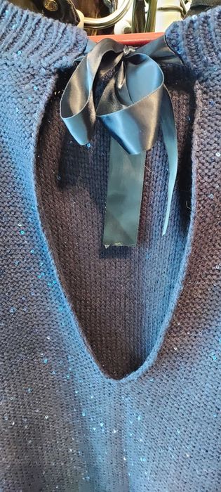 Продаю свитер нарядный девочке девушке