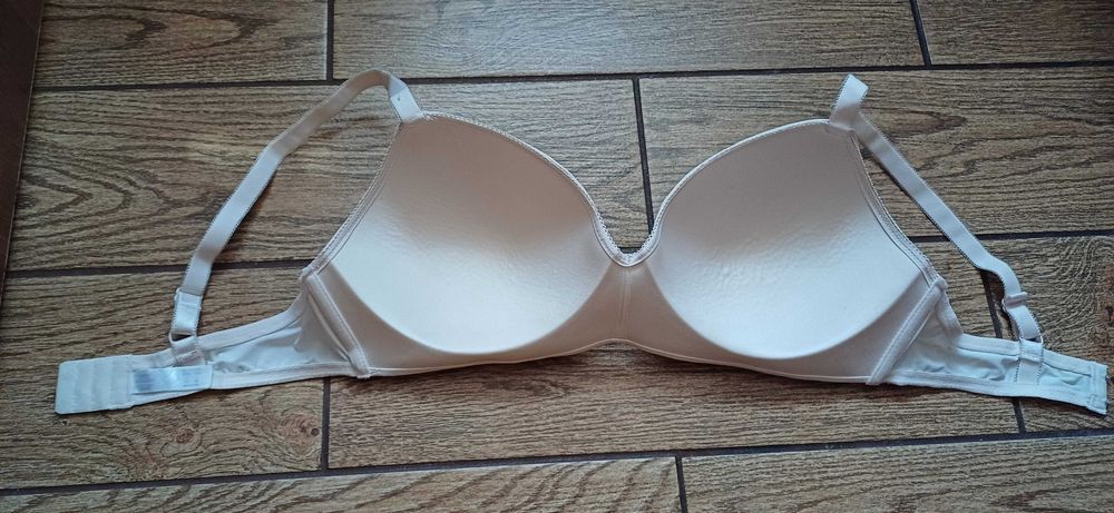 Kremowy biustonosz Secret Possessions w r. 85 E