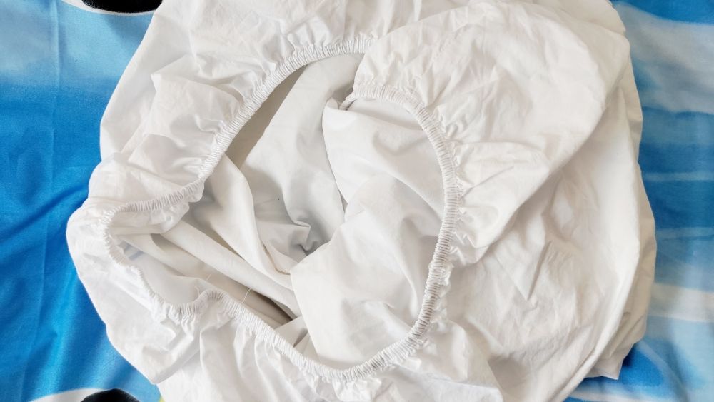 Біле простирадло на резинці