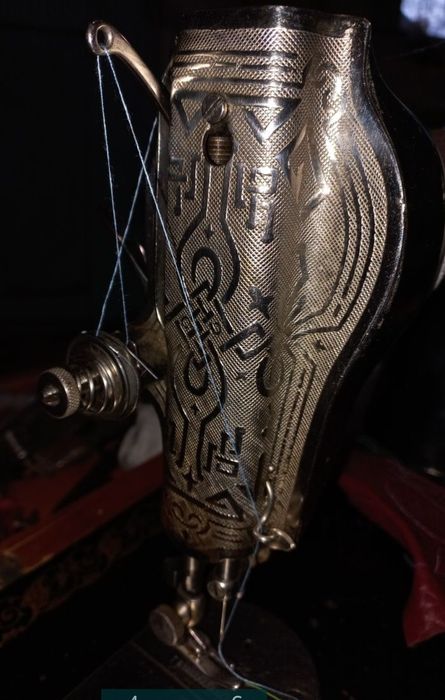 Швейна машина "Подолка" (ПМЗ) у дерев'яному футлярі. Машина в робочом