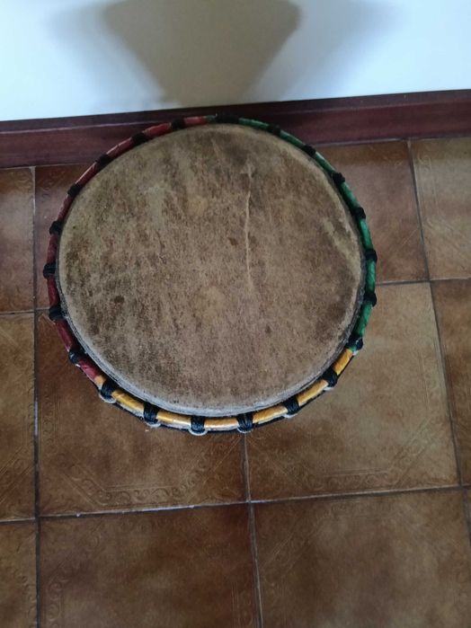 Djembe um tambor de percussão tradicional africano