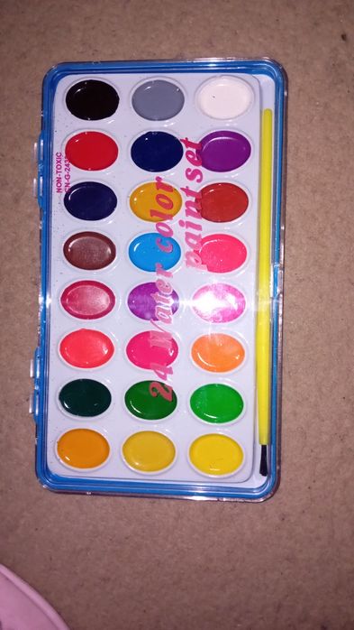 Conjunto de artes: guache + aguarela + três purpurinas