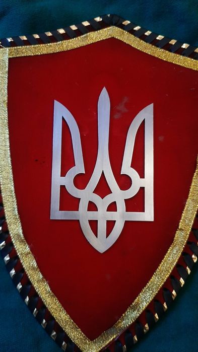 Герб тризуб на шите