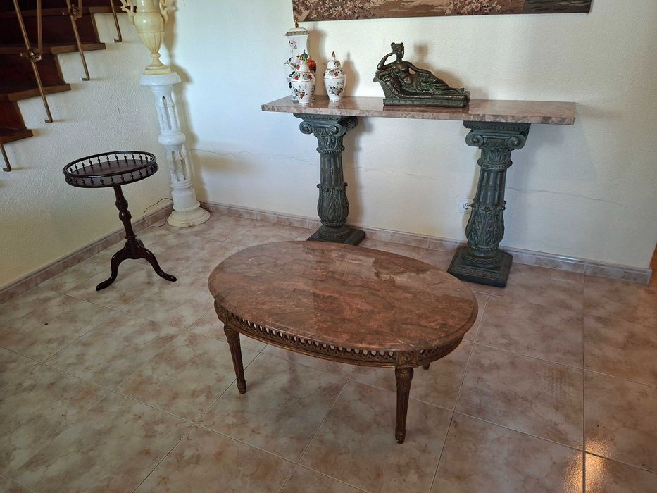 Consola - Base de colunas trabalhadas e tampo de mármore