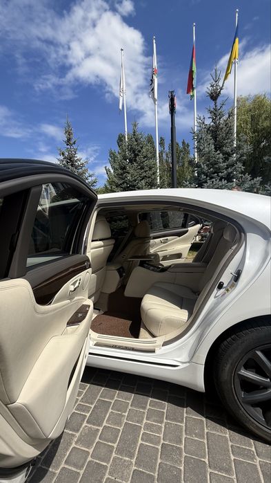 Lexus ls 600 hl в очень хорошем состоянии весь в родной краске!