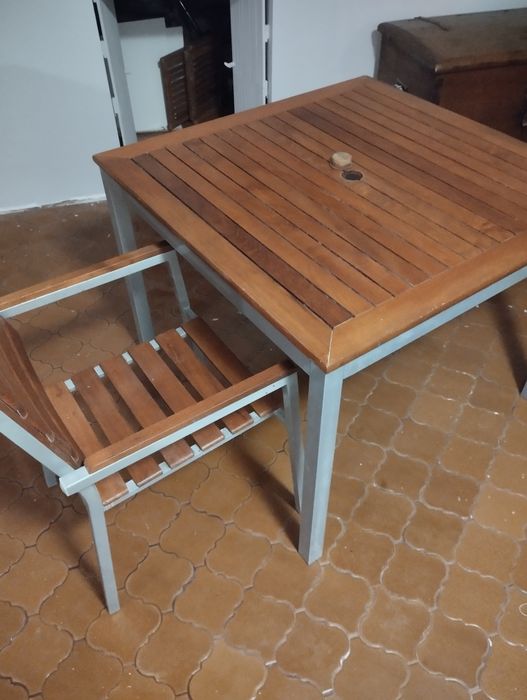 Mesa em madeira e estrutura de metal desmontavel