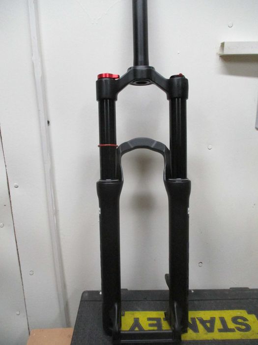 Велосипедная пневмо вилка передняя  на 24 колесо.