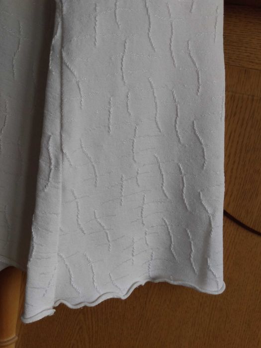 Sprzedam oryginalną białą bluzkę z długim rękawem rozmiar 110/116