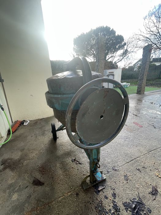 Vende-se betoneira 250 litros