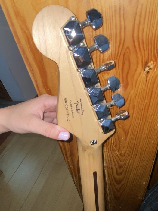 Squier + Amplificador Fender 10G + Bracelete + Mala