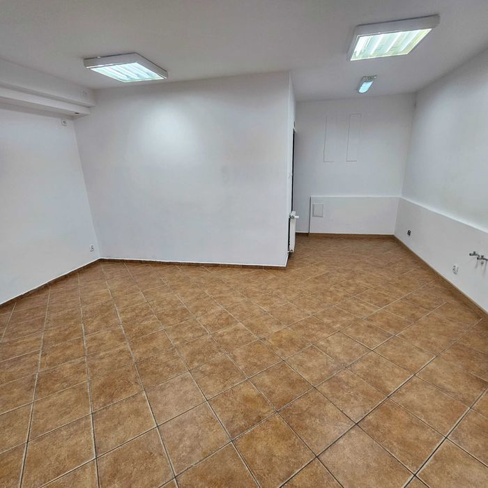 Posiadam do wynajęcia lokal użytkowy w centrum Bytowa , na Parterze  w ciągu handlowym
