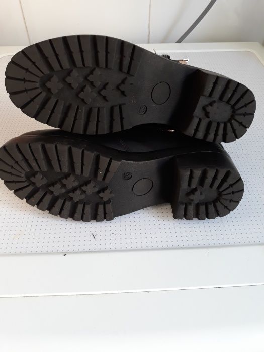 Botas pretas em pele