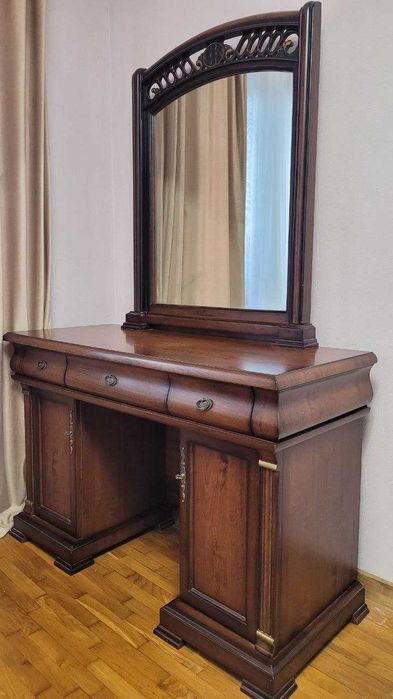 Трюмо з дзеркалом