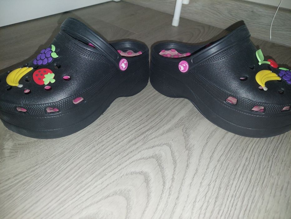 Crocs'y na koturnie dla dziewczynki r. 35