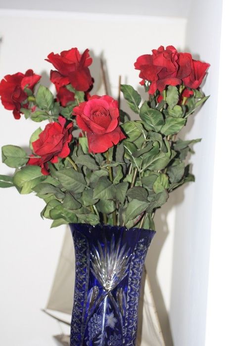 Jarrão de cristal em tons de azul e branco com uma lapidação explend