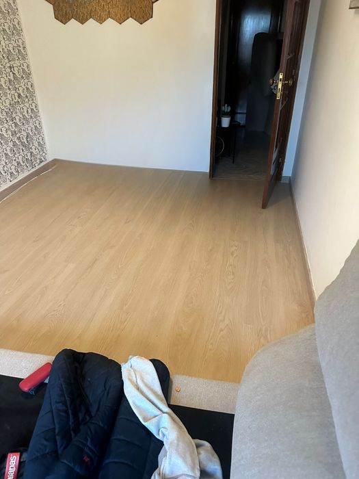 Instalação de chão flutuante ou vinílico.
